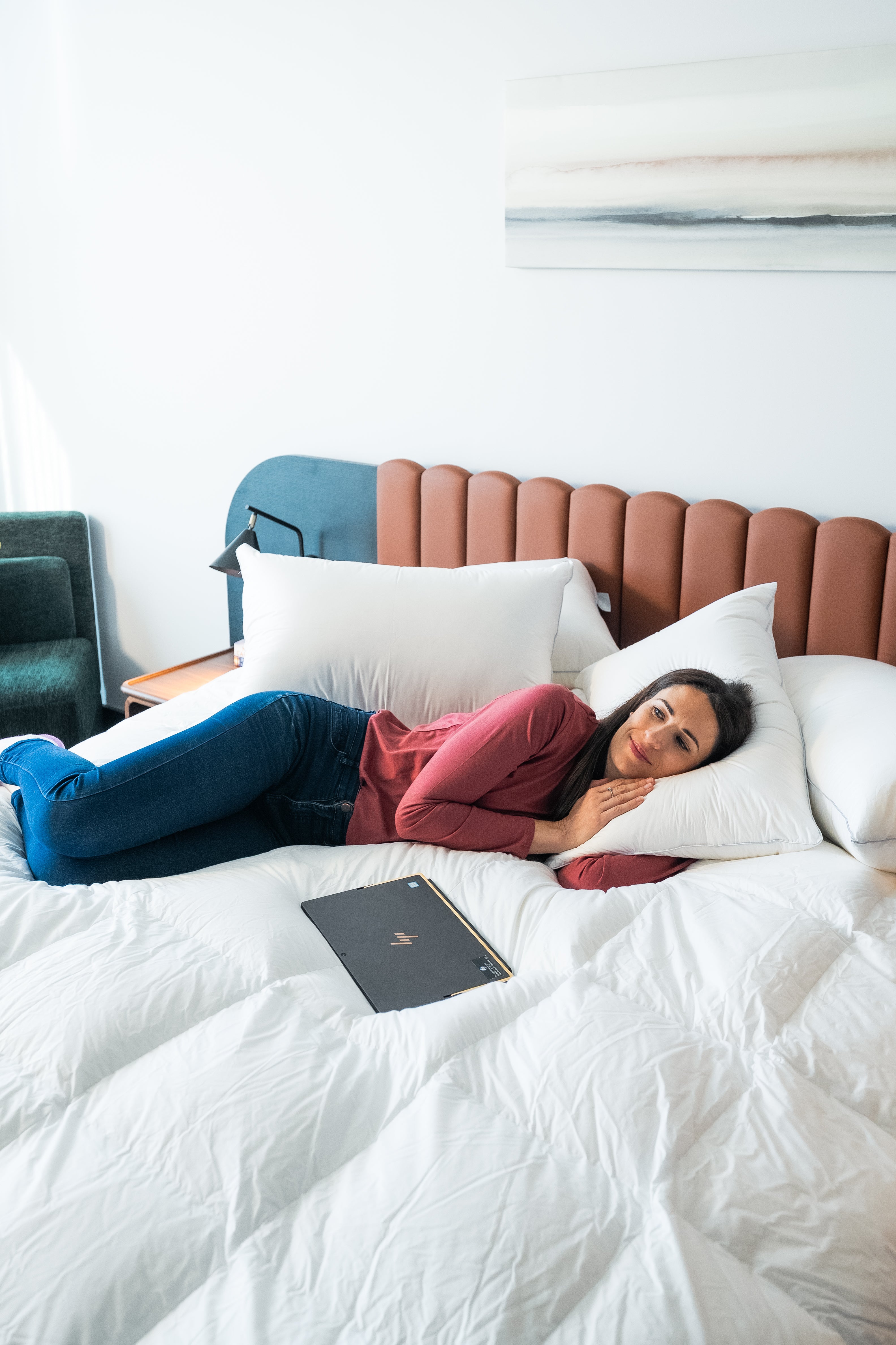 White down quilt offering soft warmth and breathable comfort for a restful night’s sleep.